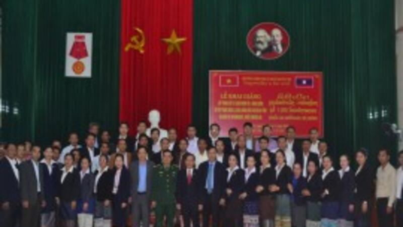 Trường Chính trị Lê Duẩn tỉnh Quảng Trị khai giảng Lớp Trung cấp Lý luận chính trị - hành chính khóa X cho cán bộ 2 tỉnh Salavan và Savannakhet nước CHDCND Lào