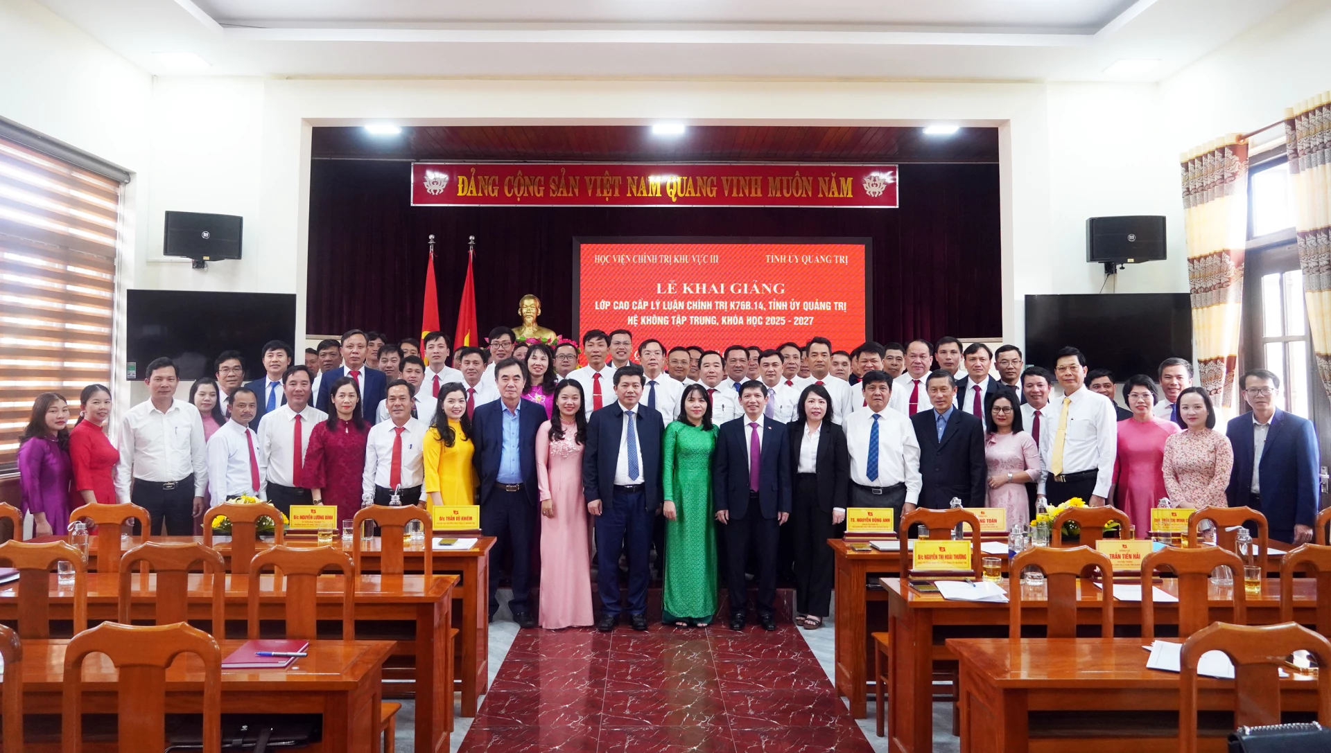 Các đại biểu, cán bộ, giảng viên nhà trường và học viên chụp ảnh lưu niệm tại buổi lễ - Ảnh: N.M