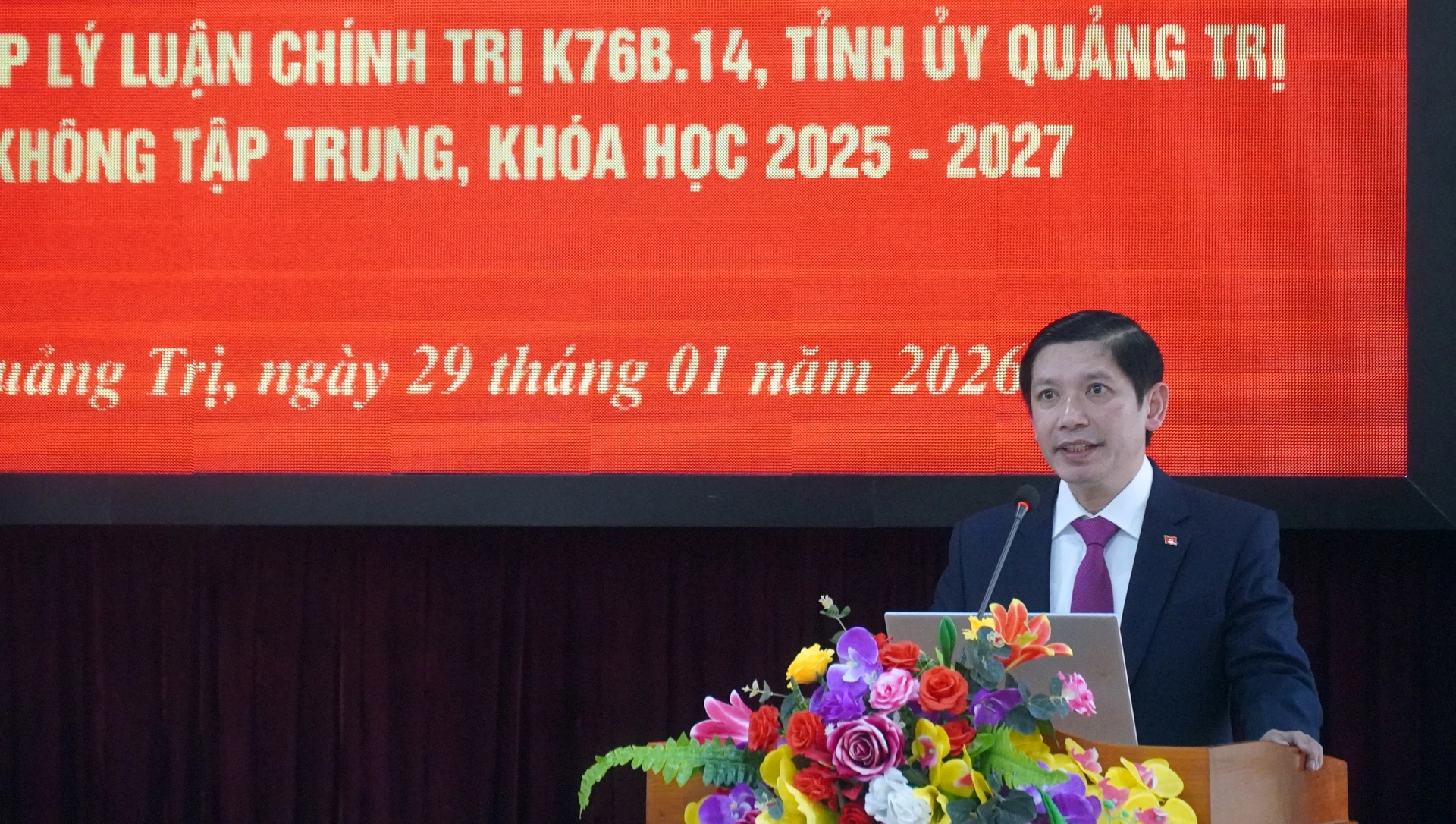 Tiến sĩ Nguyễn Hữu Ân, Phó Bí thư Đảng ủy, Phó Giám đốc Học viện Chính trị Khu vực III phát biểu tại lễ khai giảng - Ảnh: N.M