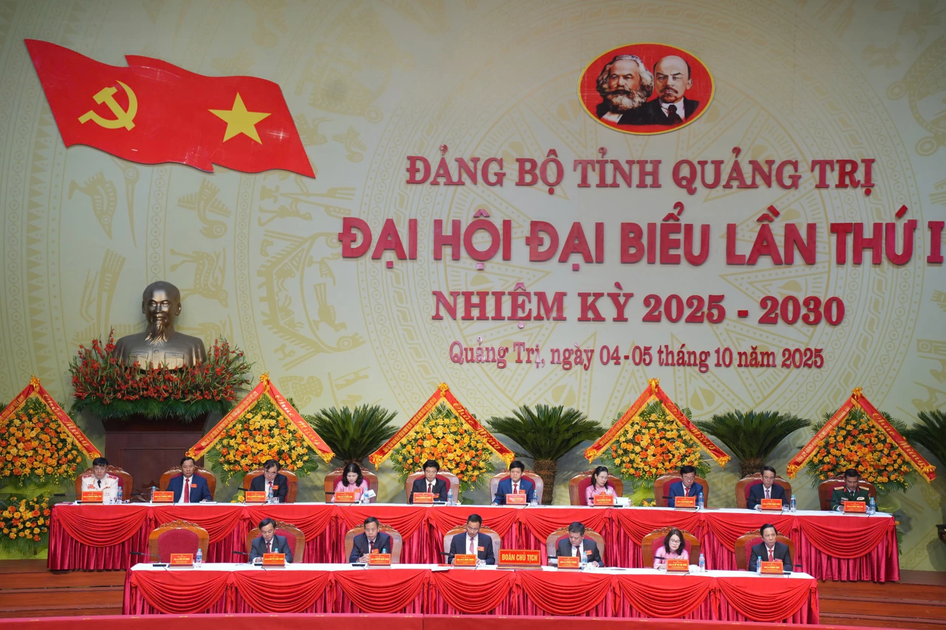 Đoàn Chủ tịch điều hành đại hội.