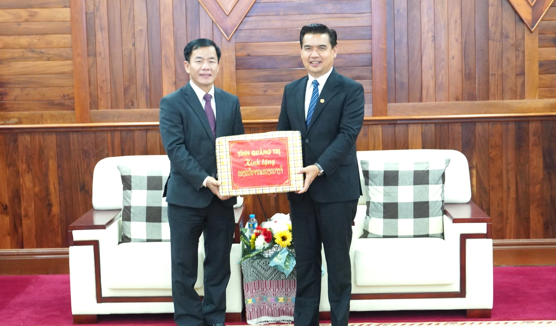 Đồng chí Nguyễn Văn Phương, Bí thư Tỉnh ủy trao quà tặng lãnh đạo tỉnh Khăm Muồn - Ảnh: Q.V